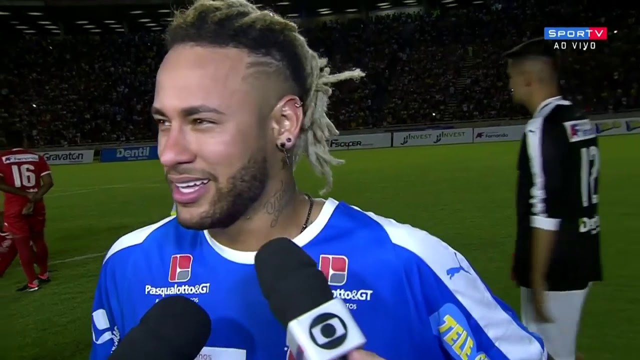 Neymar aparece em foto cercado por 26 mulheres no Réveillon