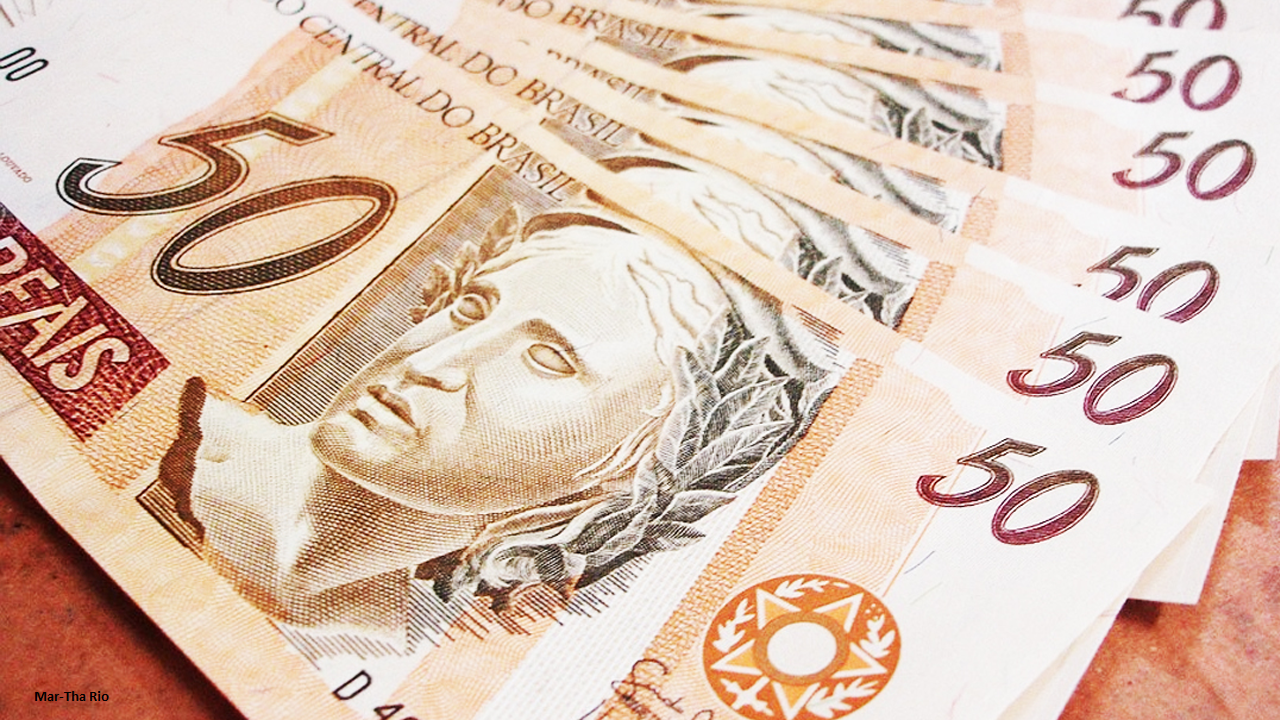 Bolsonaro assina decreto que aumenta salário mínimo para R$ 998