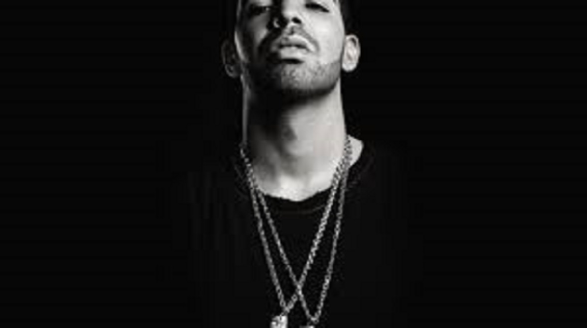 Drake embrasse et caresse une jeune fille de 17 ans sur scène