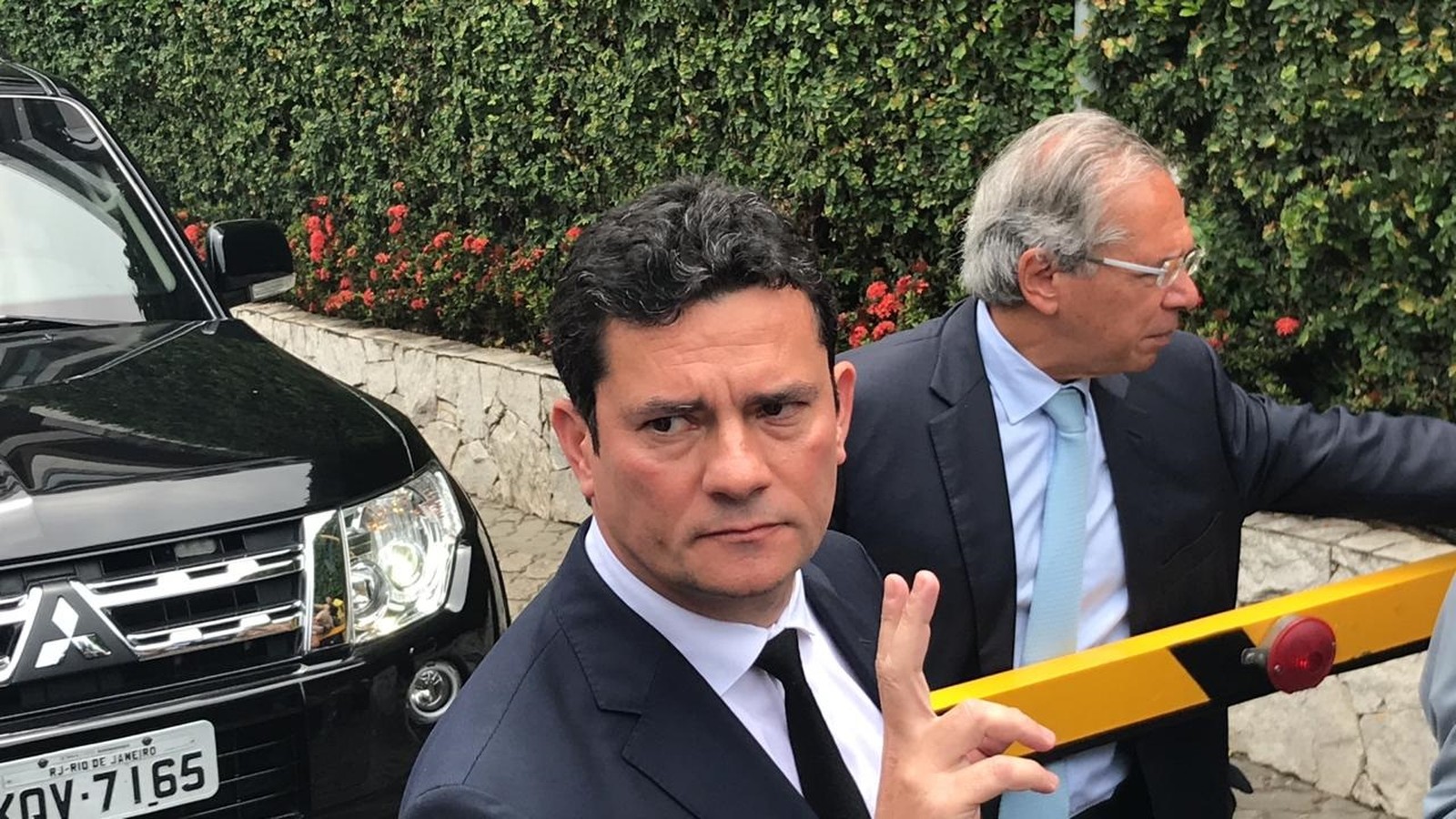 Sérgio Moro é questionado por popular sobre caso de Fabrício Queiroz