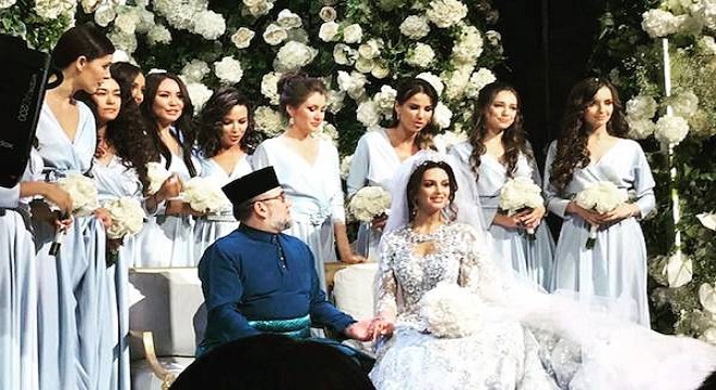 Muhammad V abdica para casarse con una modelo rusa