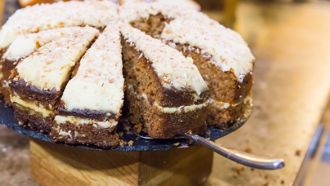 How to make carrot cake with cream cheese frosting