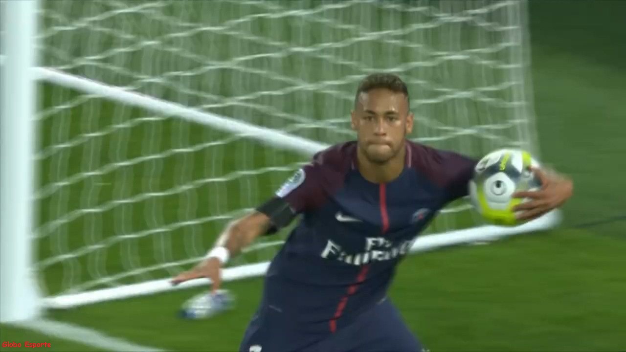 Neymar tem inesperada atitude junto a um torcedor que invadiu gramado
