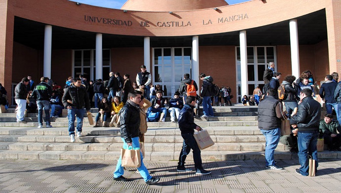 Las acciones de la Universidad de Castilla contra un usuario de Facebook