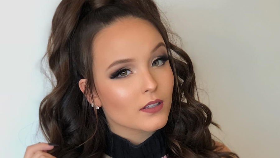 Larissa Manoela publica foto de biquíni e arranca elogios dos internautas