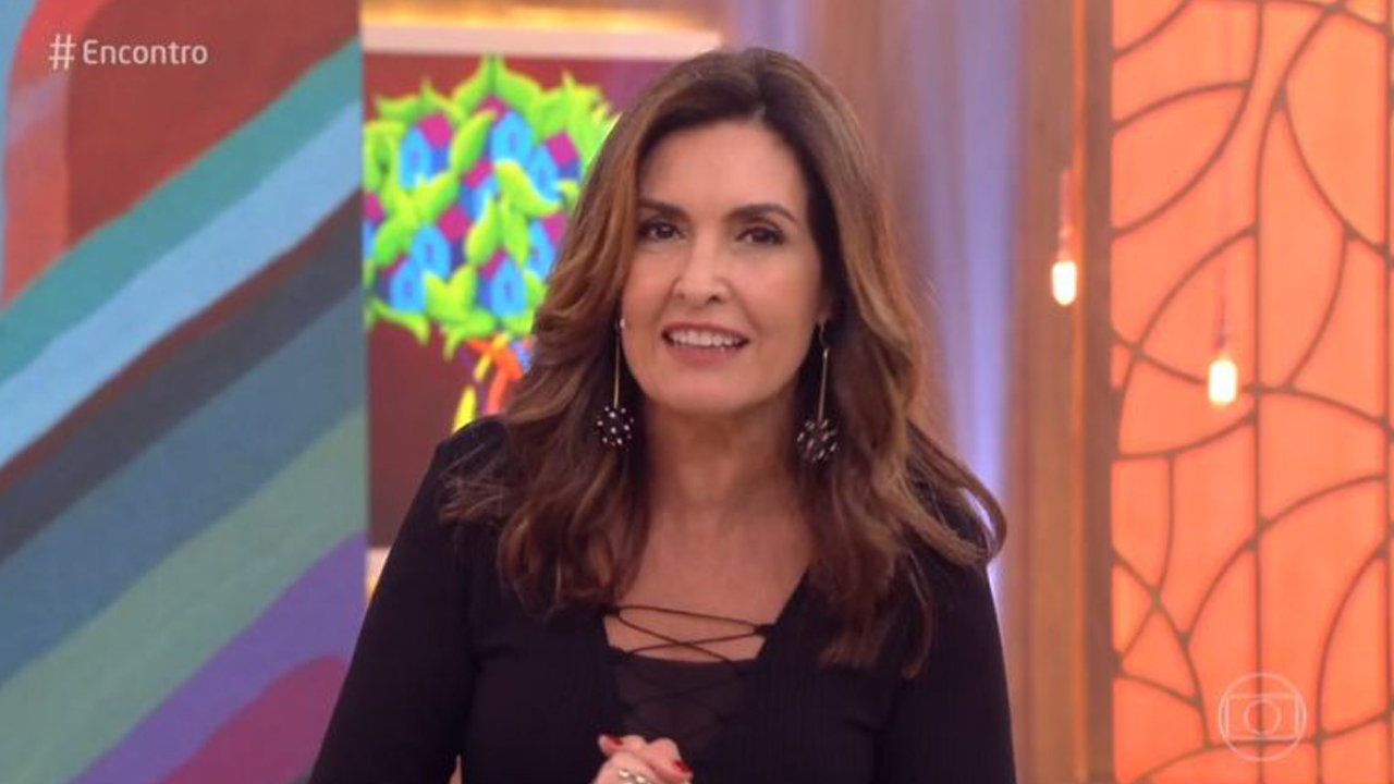 Fátima Bernardes apresenta programa de forma diferente e diverte público