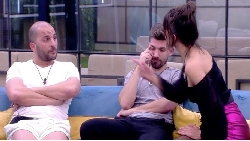 Sofía Suescun golpea con un cojín a Antonio Tejado durante la siesta y éste se molesta