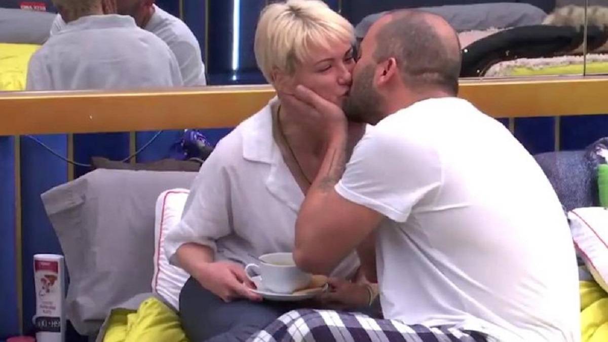 Exigen expulsar a Antonio Tejado por colocar un espejo debajo del vestido a María Jesús