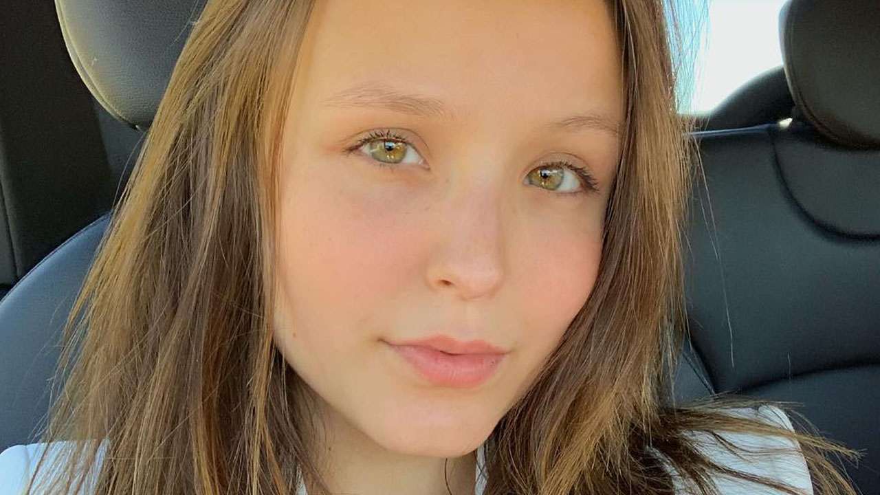 Larissa Manoela ganha buquê de flores de Sabrina Sato