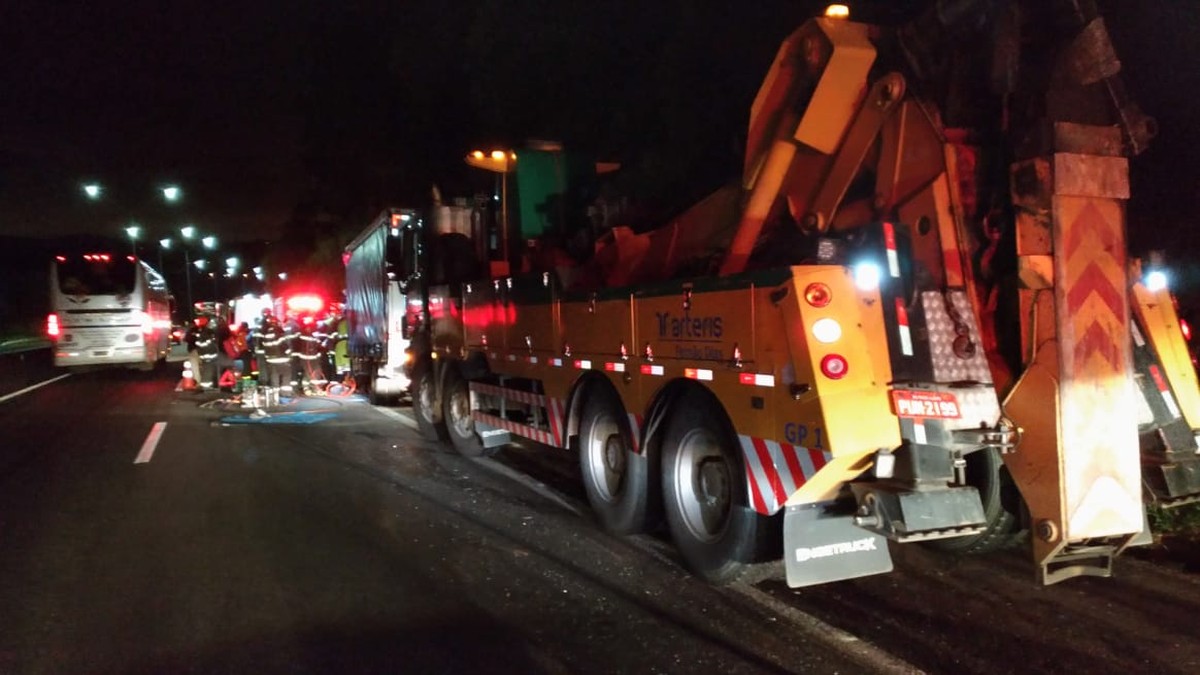 Motorista de caminhão fica ferido em acidente na Fernão Dias