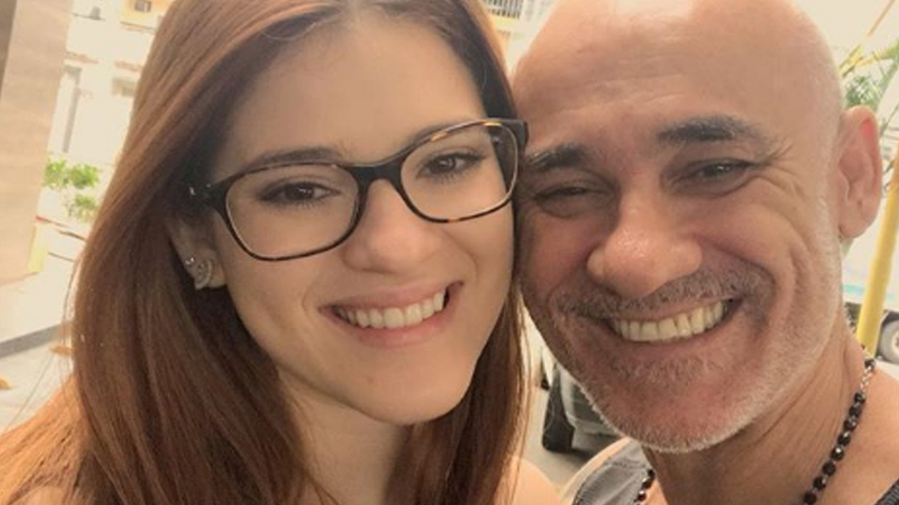 Ex-BBB Ayrton posta foto dando selinho na filha e manda recado para haters