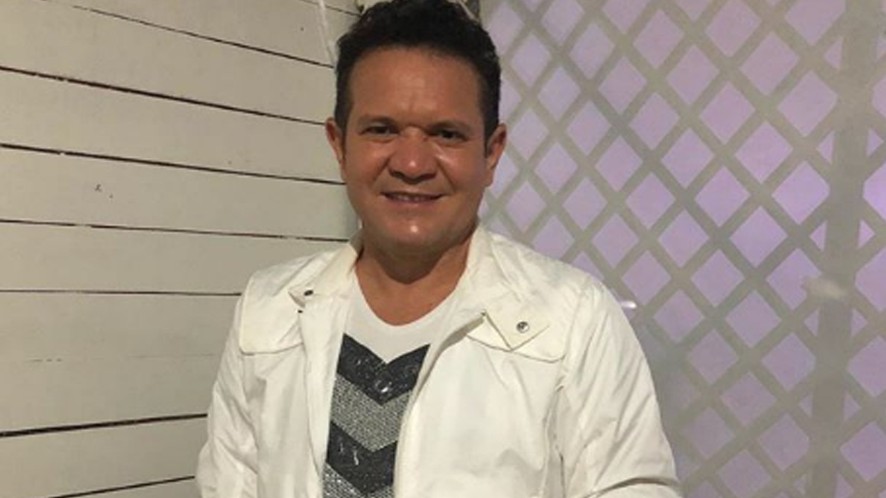 Ximbinha aparece ao lado de namorada 15 anos mais jovem e faz declaração: 'te amo'