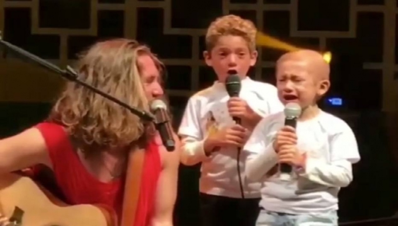 Menina de 5 anos se emociona ao cantar ao lado de Vitor Kley