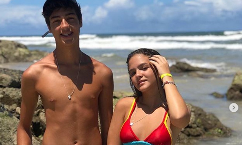 Mel Maia, de 14 anos, curte praia de biquíni com namorado, e recebe declaração