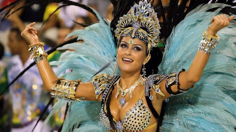 5 celebridades que já desfilaram como rainhas de bateria