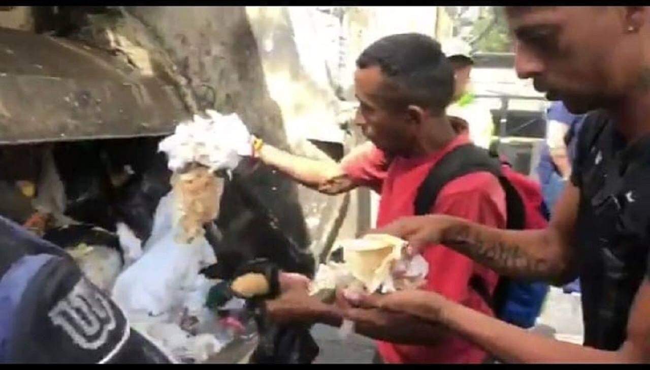 Vídeo mostra venezuelanos comento alimentos que encontram no lixo