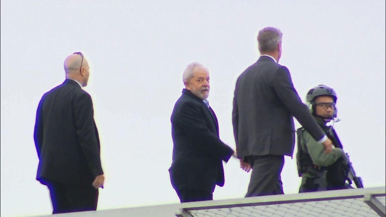 Gilmar Mendes liga para Lula e petista reage aos prantos em velório