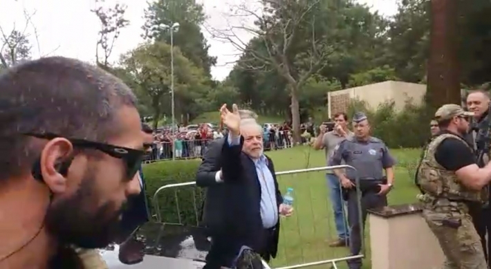 Lula teria sido repreendido por delegado ao acenar para militantes, diz Haddad