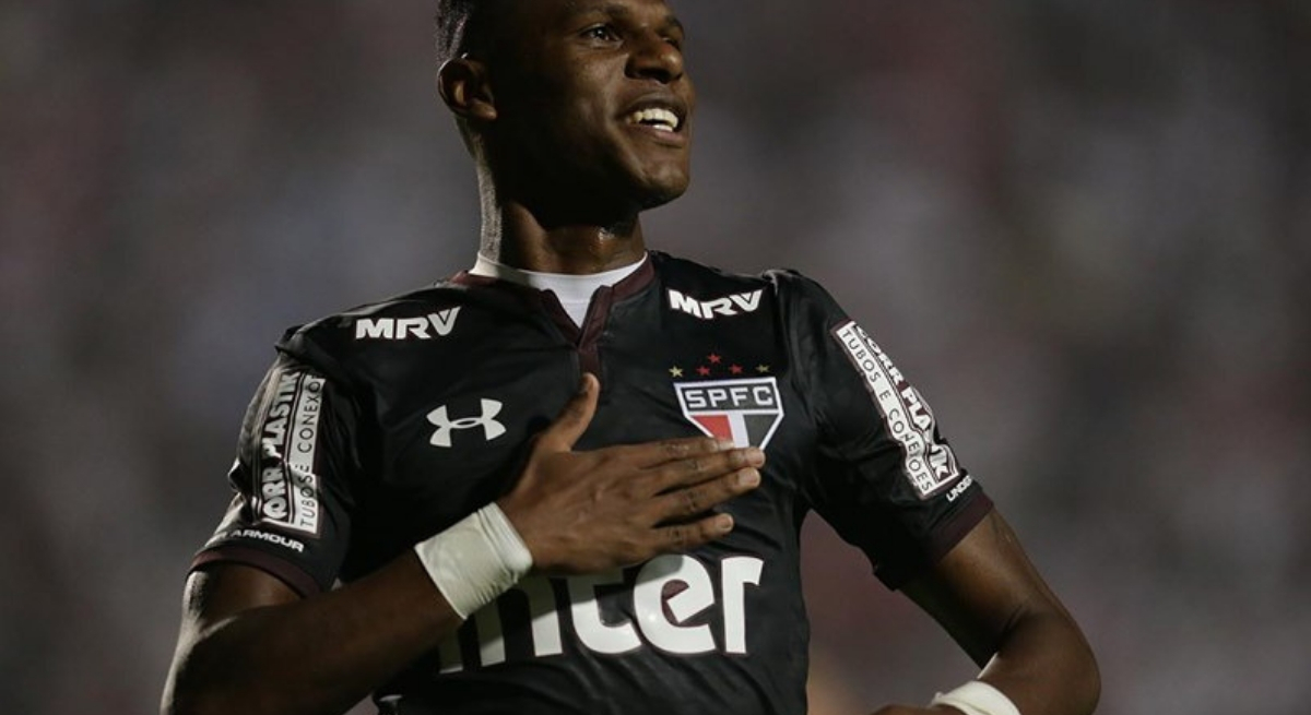 Arboleda faz agradecimento à torcida do São Paulo após gol: 'feliz para caramba'