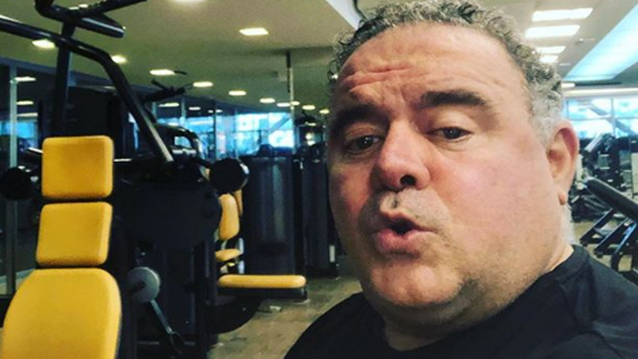 Leo Jaime exibe flexibilidade em aula de balé