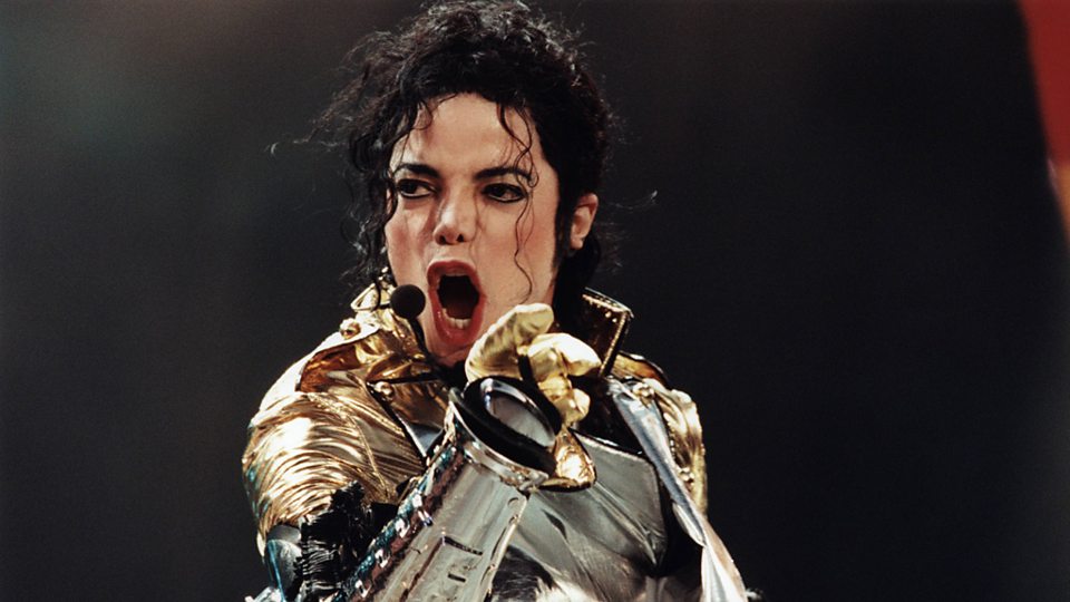 Michael Jackson pode ter corpo exumado após novas denúncias