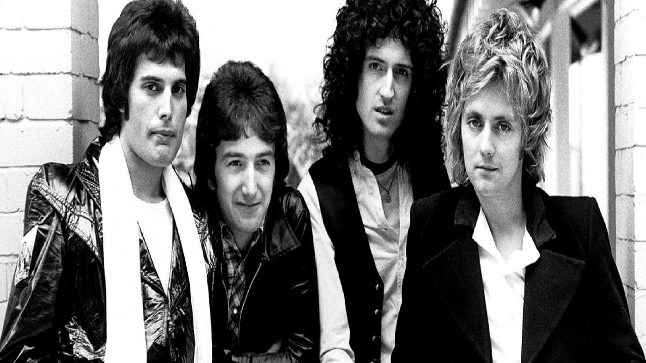 Переводы группы queen. Одежда в стиле группы Квин. Группа Queen последние фото. Группа Queen косплей. Фото группы Квин на карте.