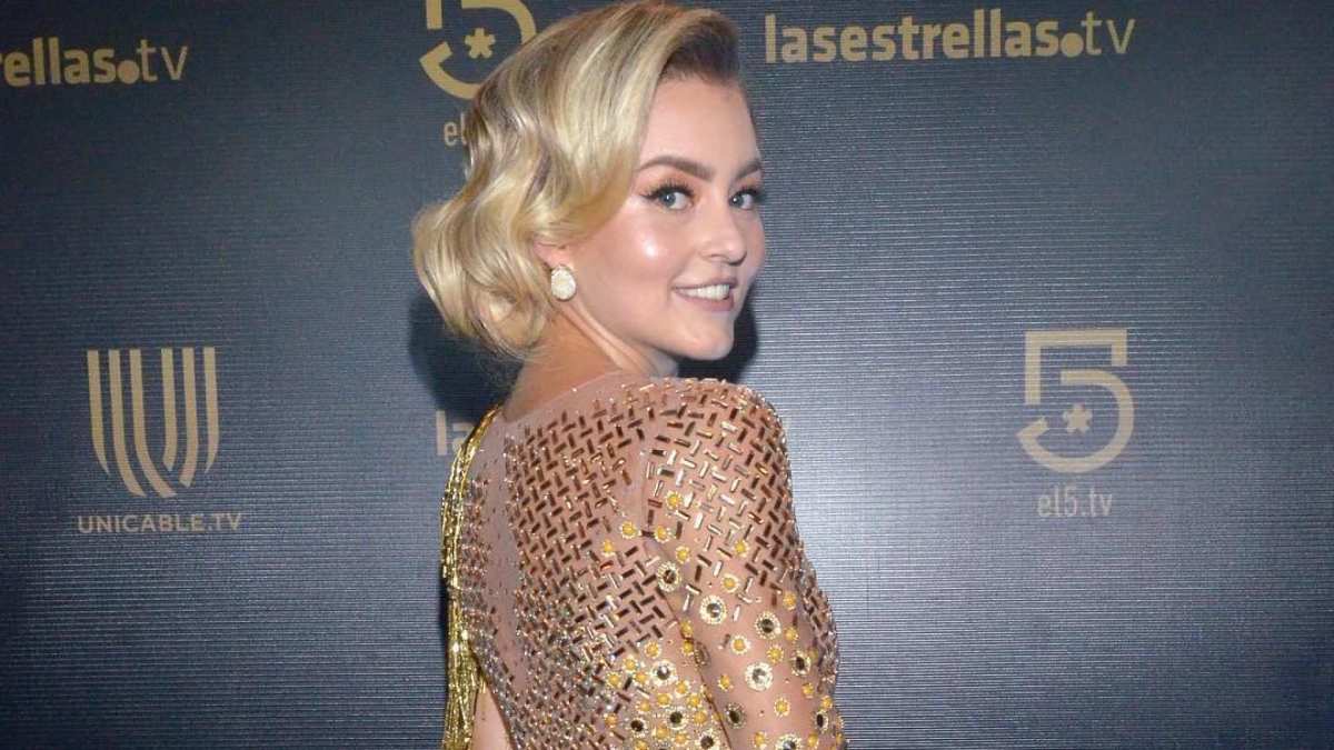 Atriz mexicana usa vestido ao contrário em maior prêmio da TV local