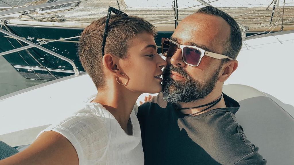 Laura Escanes compró un predictor, patucos y un body para contar su embarazo a Risto
