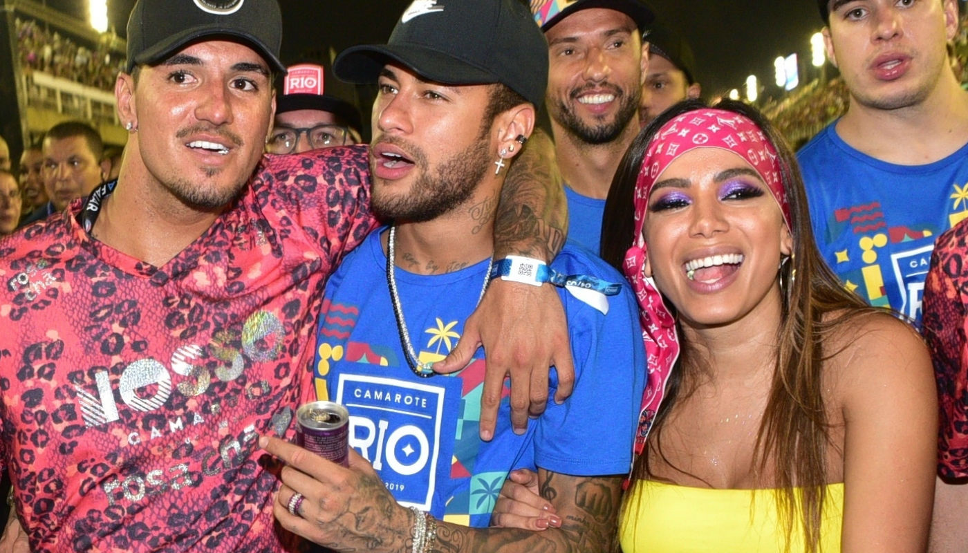Anitta é flagrada em encontro romântico com Medina, após admitir beijos com Neymar
