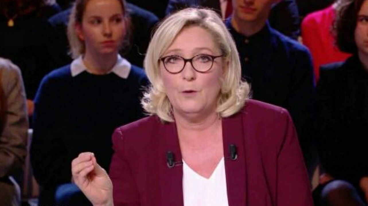 Marine Le Pen s'emmêle et évoque un Smic à 36 euros en France