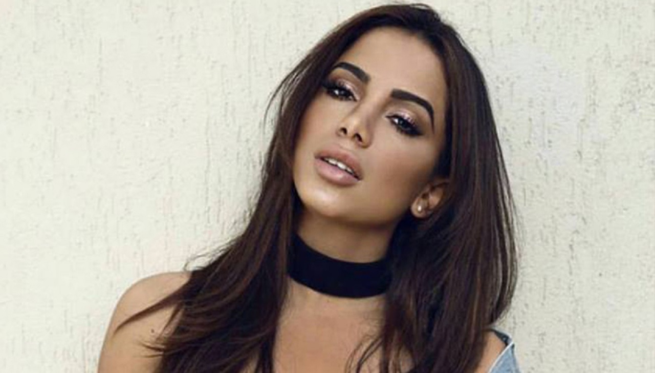Cantora Anitta é flagrada em momento de carinho com o surfista Gabriel Medina