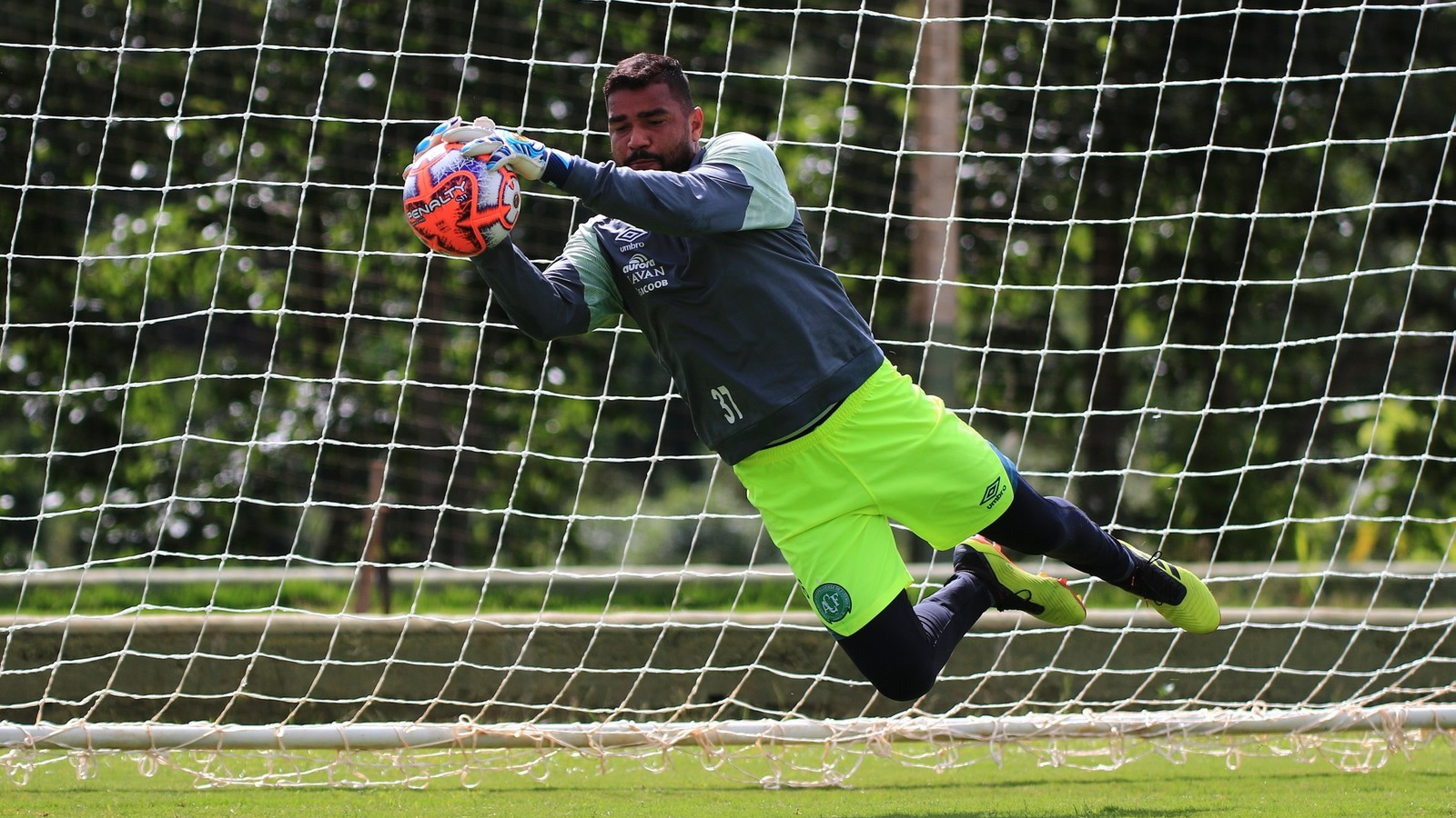 Goleiro Ivan, da Chapecoense, é acusado de ferir ex-namorada com uma faca