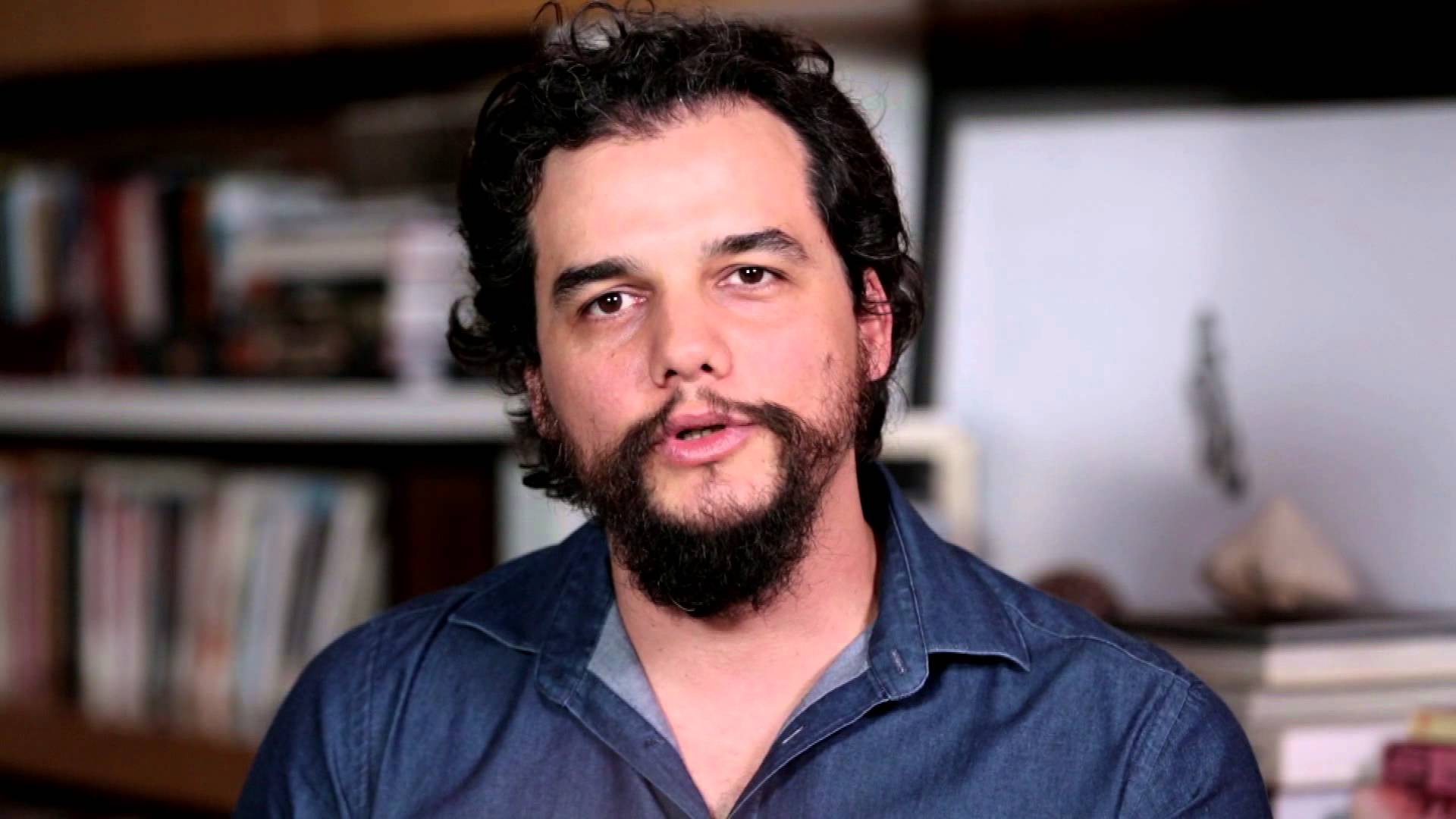 Wagner Moura critica a direita brasileira durante entrevista sobre seu filme, ‘Marighella’