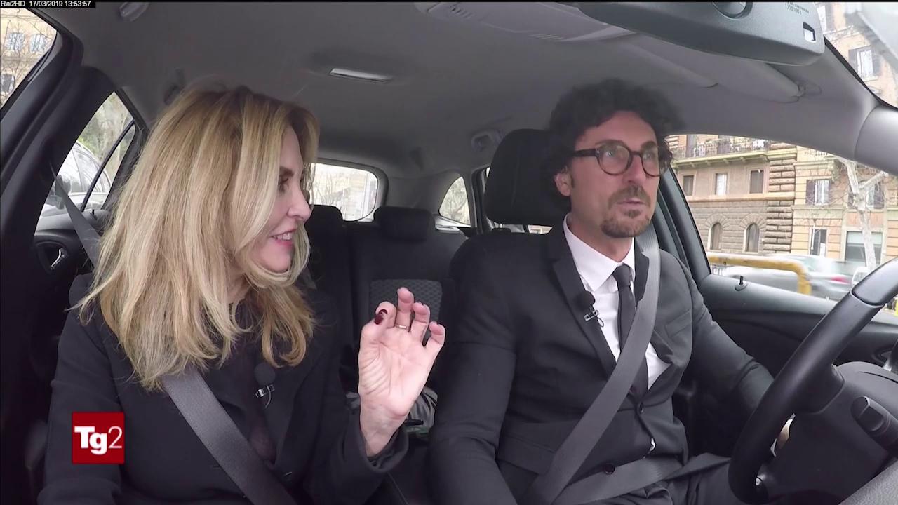 Danilo Toninelli, gaffe a Tg2 Motori: promuove le auto elettriche e compra un Suv Diesel