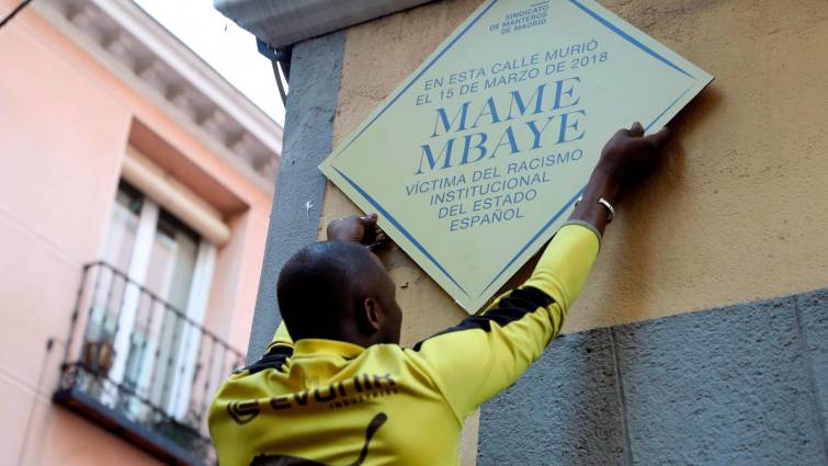 VOX amenaza con retirar la placa en recuerdo a Mame Mbaye si Carmena no lo hace