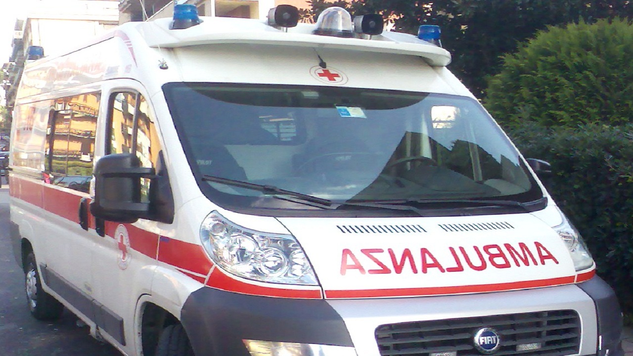 Modena, donna si getta dal decimo piano col nipotino in braccio: muoiono entrambi