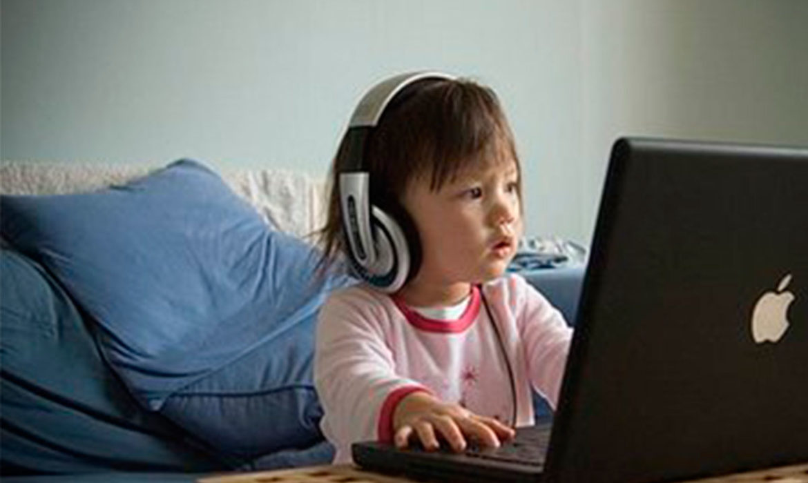 Momo aparece em vídeos do YouTube Kids incentivando crianças a se suicidarem