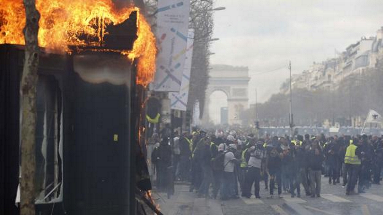 Gilets jaunes : dégradations à Paris lors de l'acte XVIII du mouvement