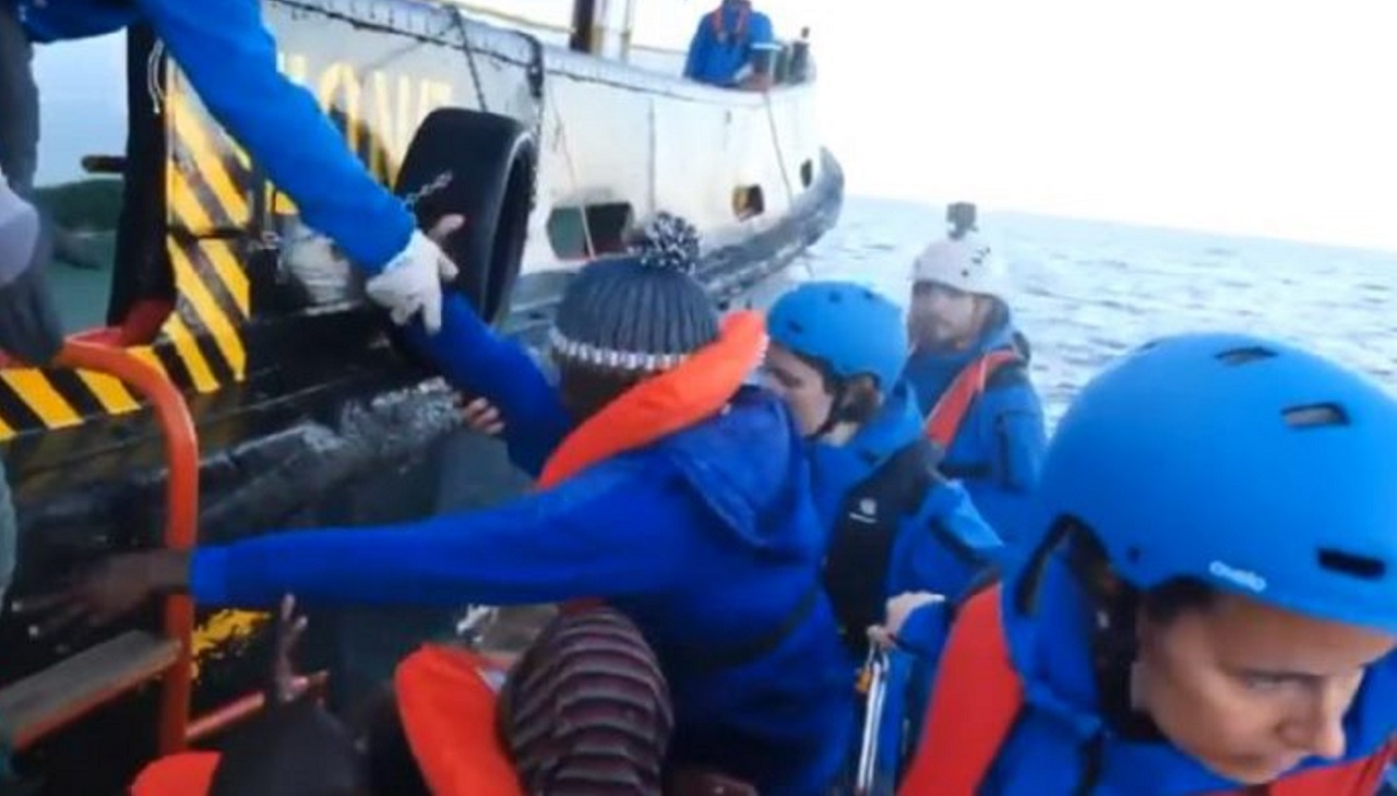 Nave italiana salva 49 migranti, il Viminale: 'Stoppare le azioni illegali delle Ong'