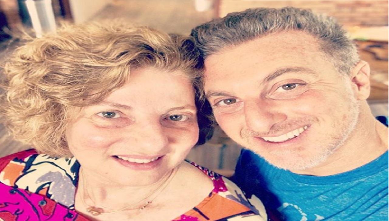 Luciano Huck, compartilha uma foto com a sua mãe e a semelhança deixa todos surpresos.