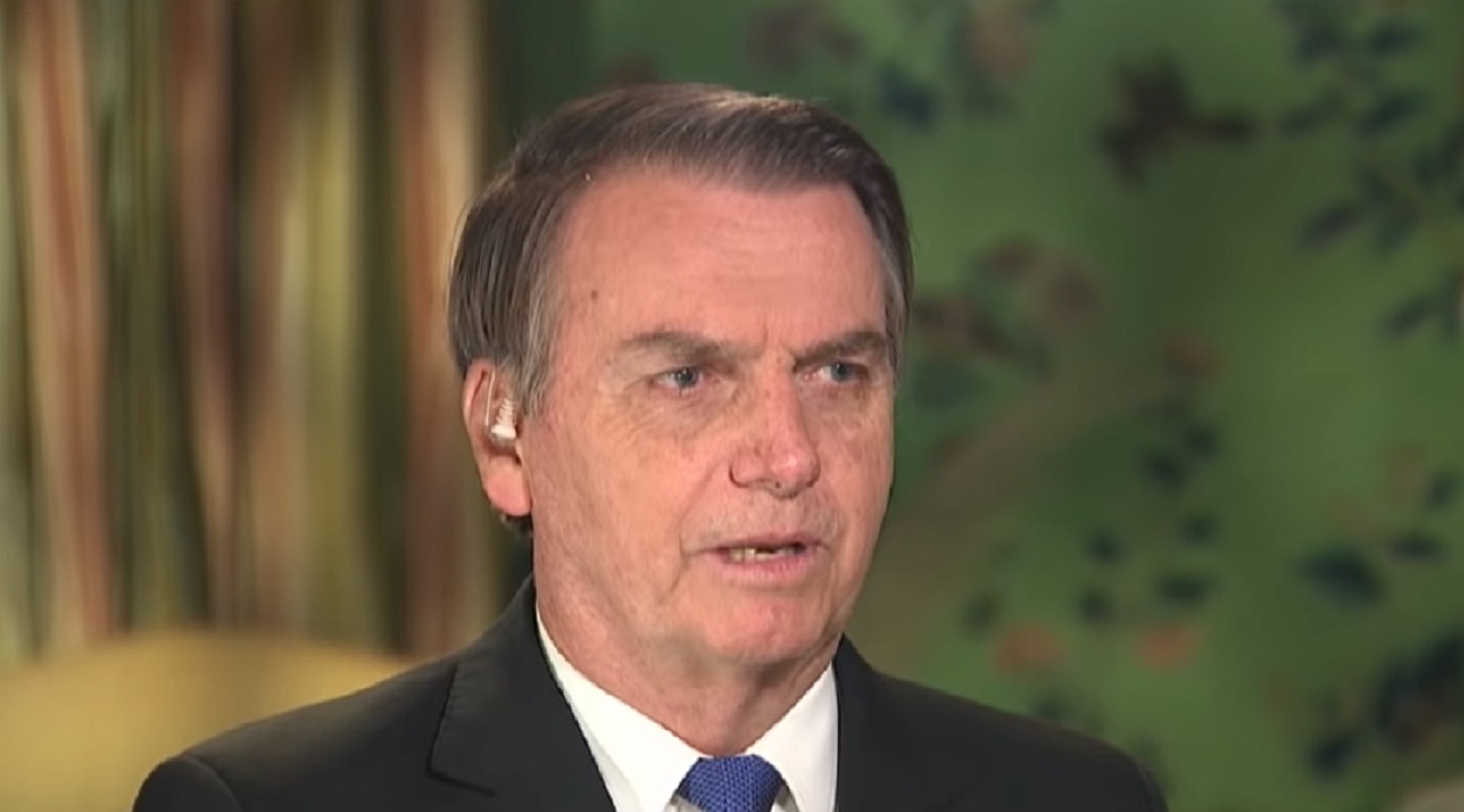 Jair Bolsonaro nega relação com milícias, diz que admira Trump e explica vídeo polêmico