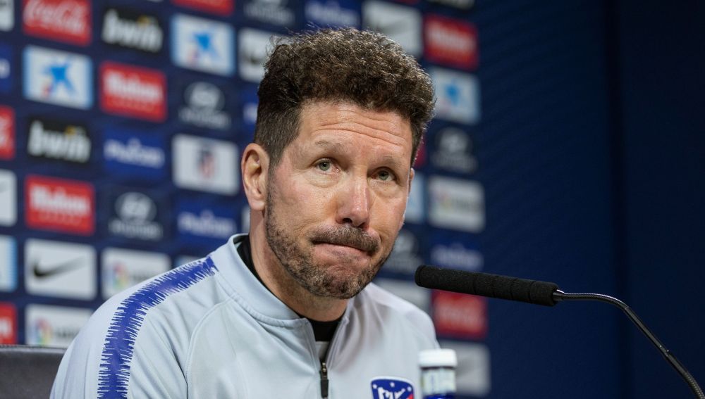 'El cholo' Diego Simeone es respaldado por la afición del Atlético de Madrid