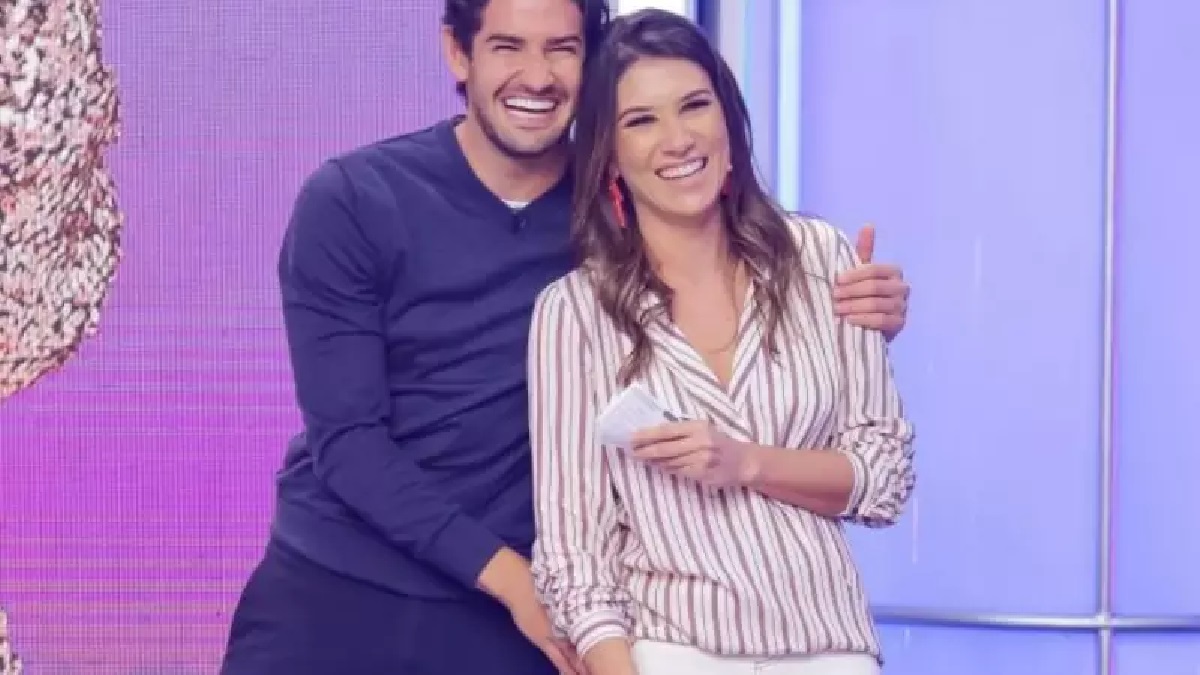 Rebeca Abravanel fica constrangida ao receber flores de Pato e ouve: 'você merece'
