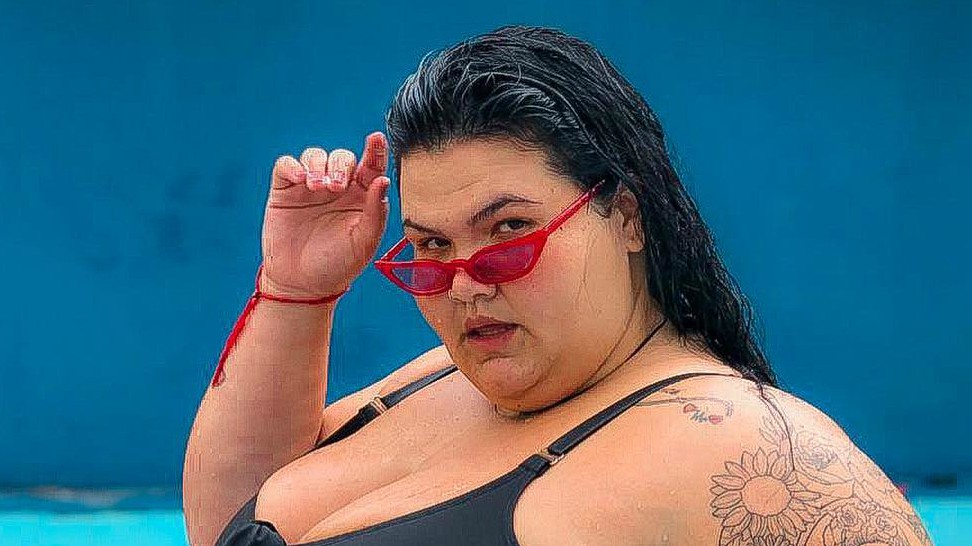 Dançarina de Anitta posa sem sutiã e faz apelo nas redes sociais