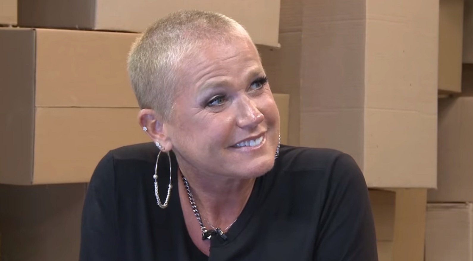 Xuxa dispara contra haters: 'Estou velha. Minha pele é enrugada e não uso botox'
