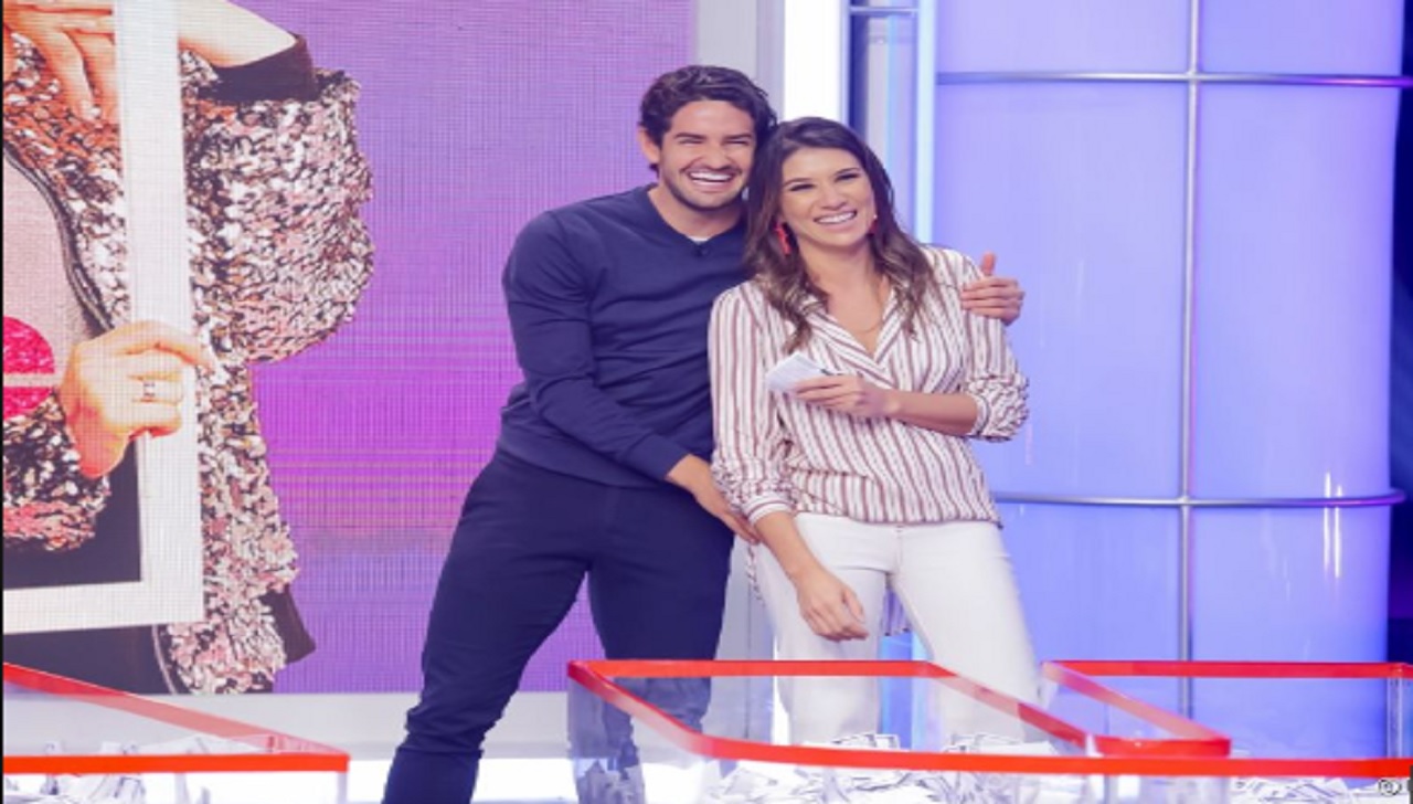 Pato entrega buquê de flores para Rebeca Abravanel durante gravação