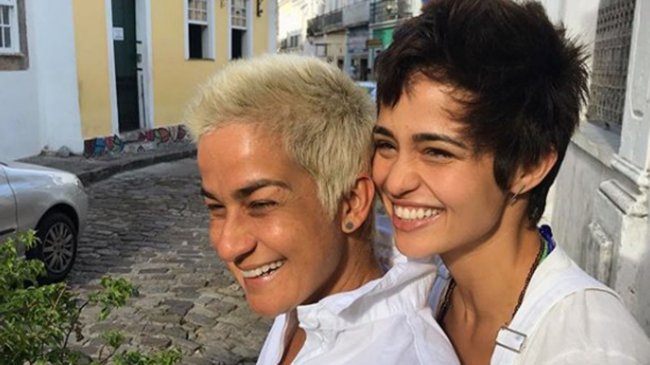 Nanda Costa faz pedido de casamento em libras para a namorada