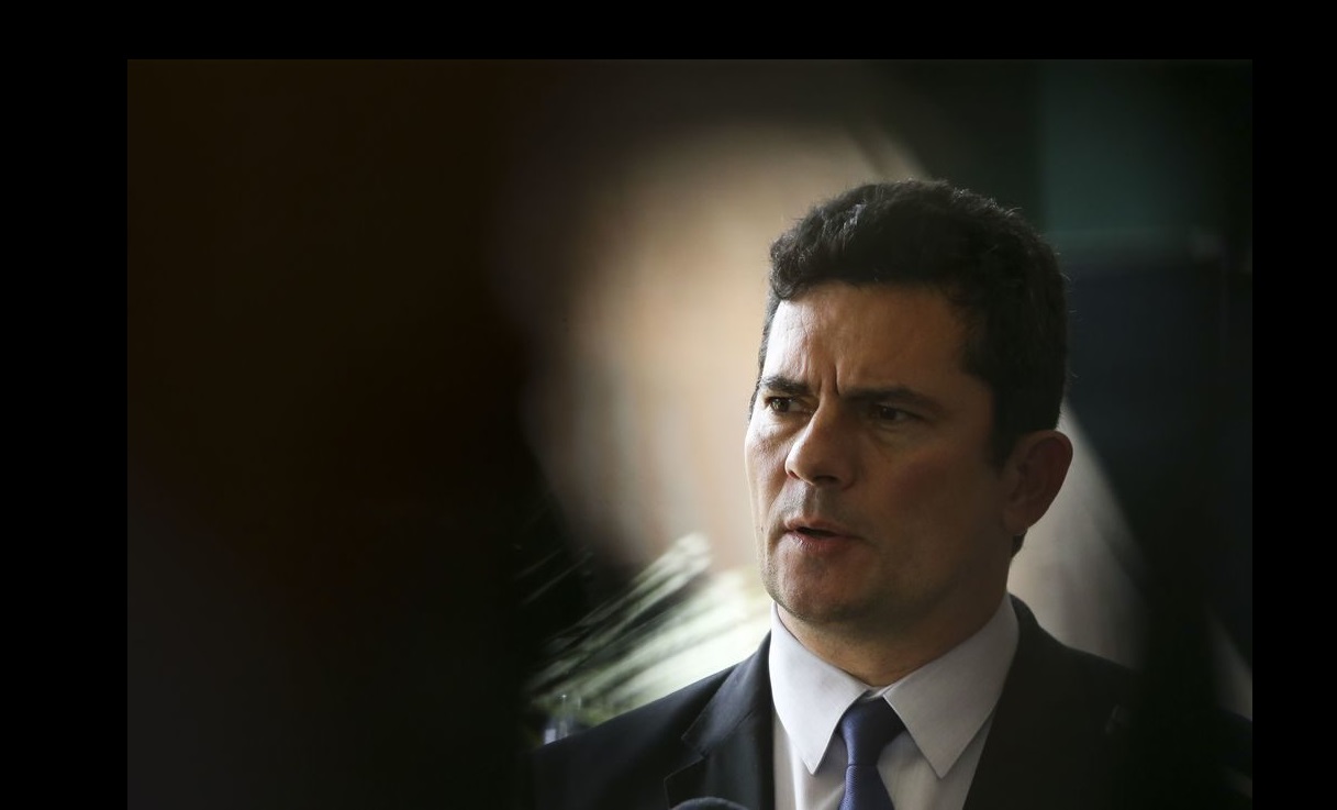 Moro pode ter contra-atacado Maia com operação da PF, diz colunista