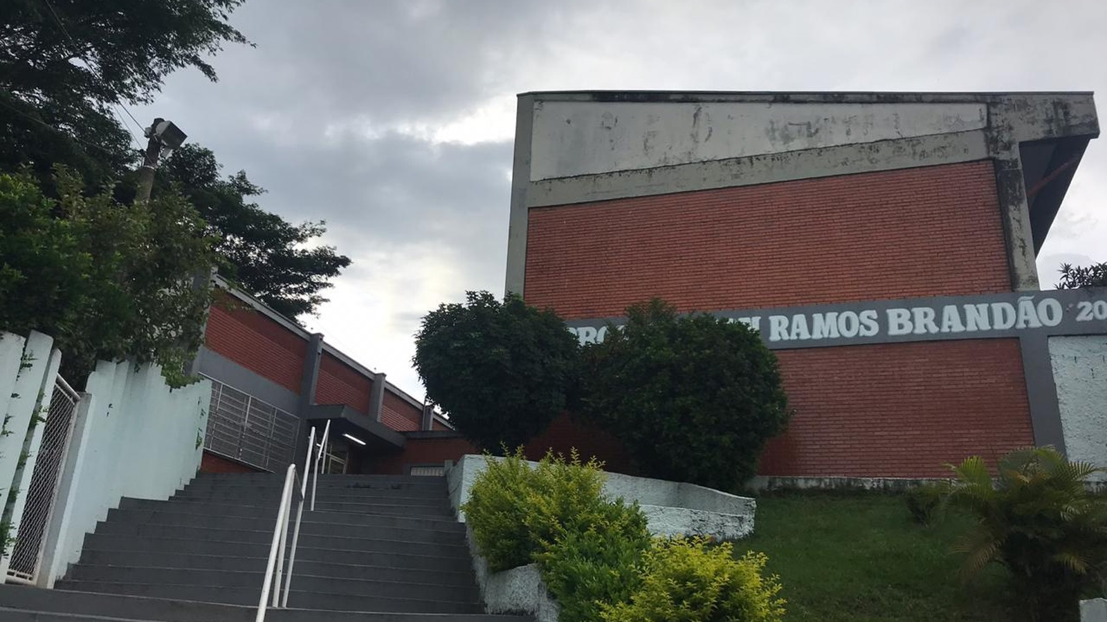 Escola de Sorocaba proíbe alunos de entrarem om mochila