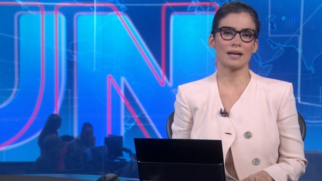 Blusa de Renata Vasconcellos abre ao vivo e jornalista quase mostra demais